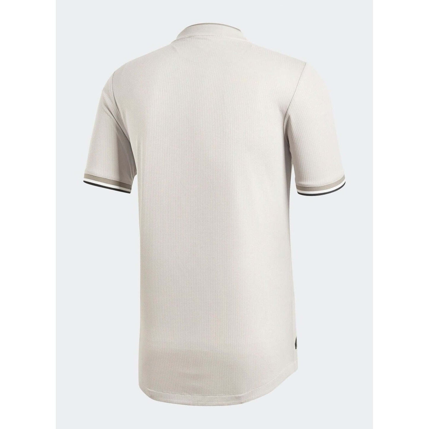 Rückansicht des Juventus Turin 2018/2019 Away Trikots in elegantem Beige mit goldenen Akzenten.